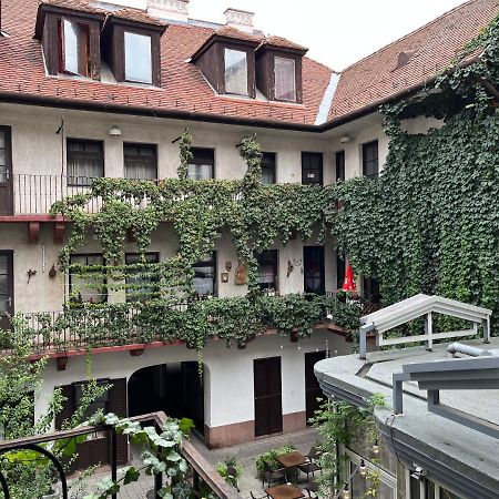 Wiener Garden Γκιόρ Εξωτερικό φωτογραφία