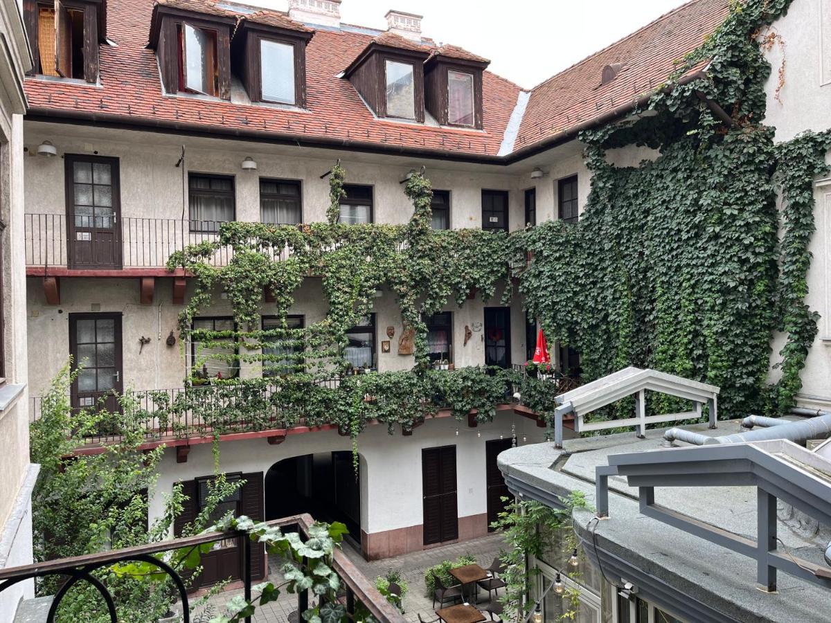 Wiener Garden Γκιόρ Εξωτερικό φωτογραφία