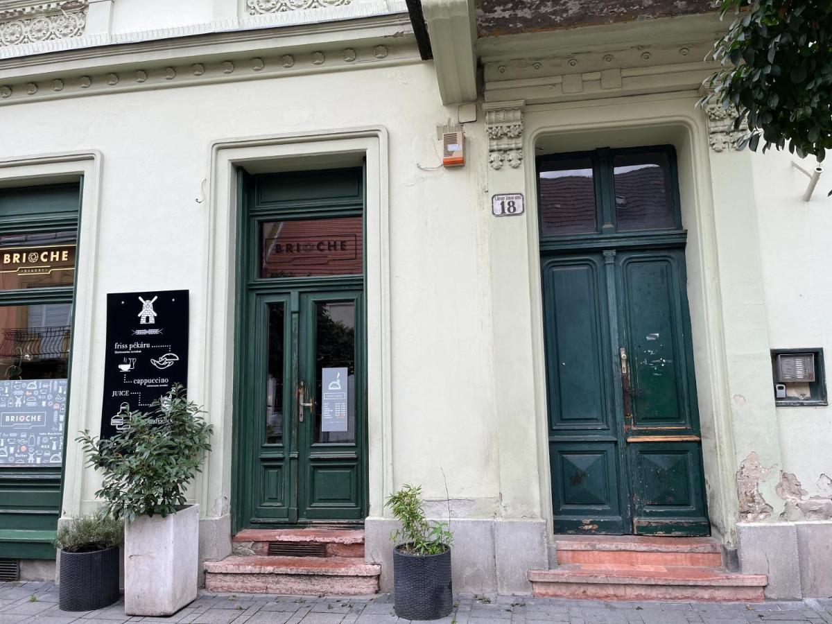 Wiener Garden Γκιόρ Εξωτερικό φωτογραφία